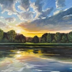 Sonnenuntergang mit dramatischen Wolken über einem Weiher am Waldrand