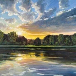 Sonnenuntergang mit dramatischen Wolken über einem Weiher am Waldrand