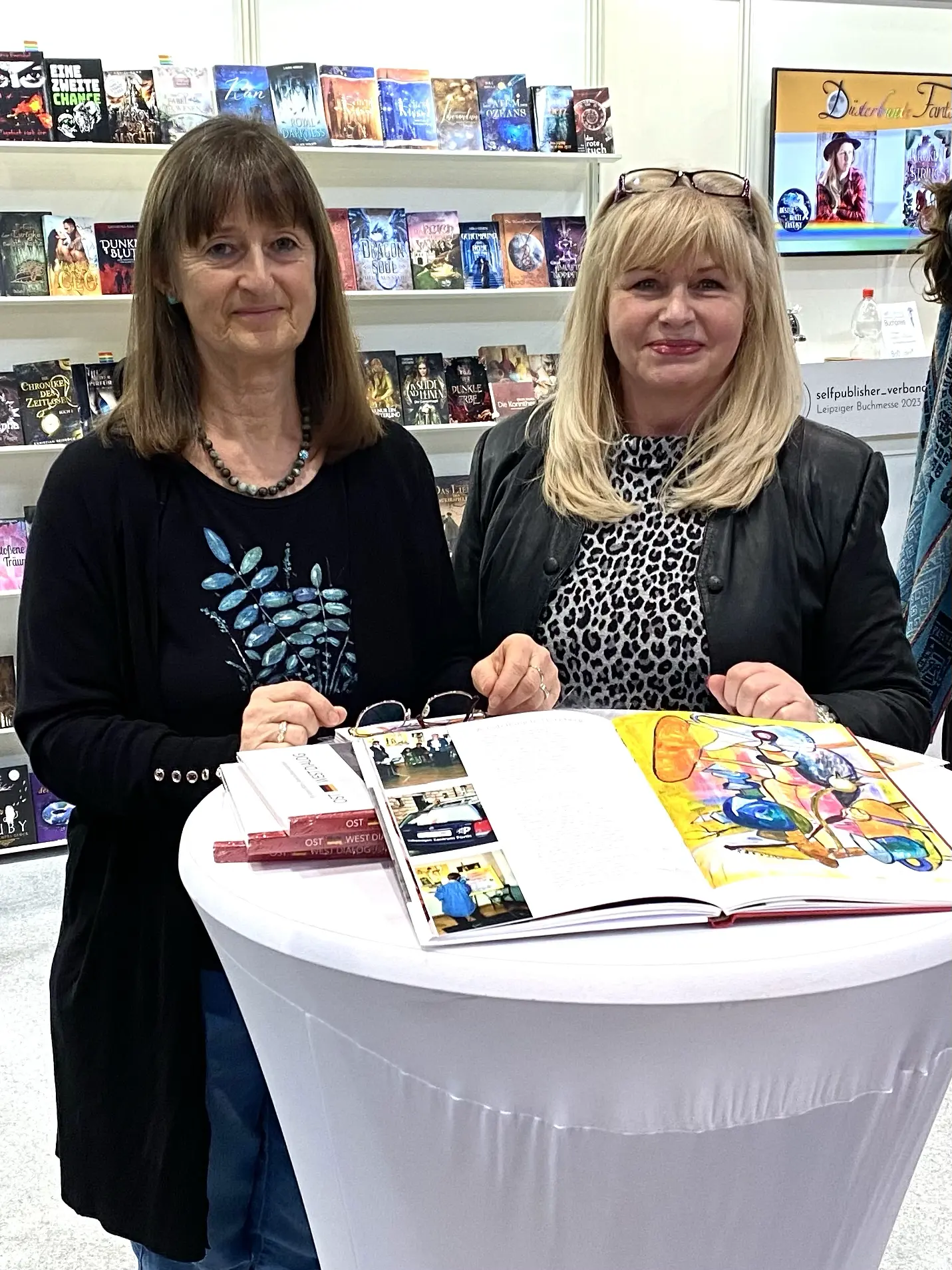 Evi Steiner-Böhm und Roswitha Braun-Sauerstein bei einem Meet & Greet am Stand auf der Buchmesse in Leipzig 2023