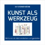 Buchcover: „Kunst als Werkzeug – Mit Kunst die Welt entdecken und gestalten“ von Evi Steiner-Böhm mit gezeichneten Mal- und Zeichenwerkzeugen auf blauem Grund.